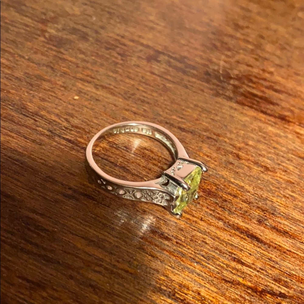 Gorgeous light green ring